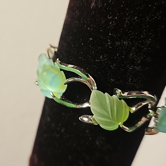 STAR Brand Grey Green Frosted Leaf Lucite & Enamel Silvertone 7" Bracelet - Picture 2 of 7